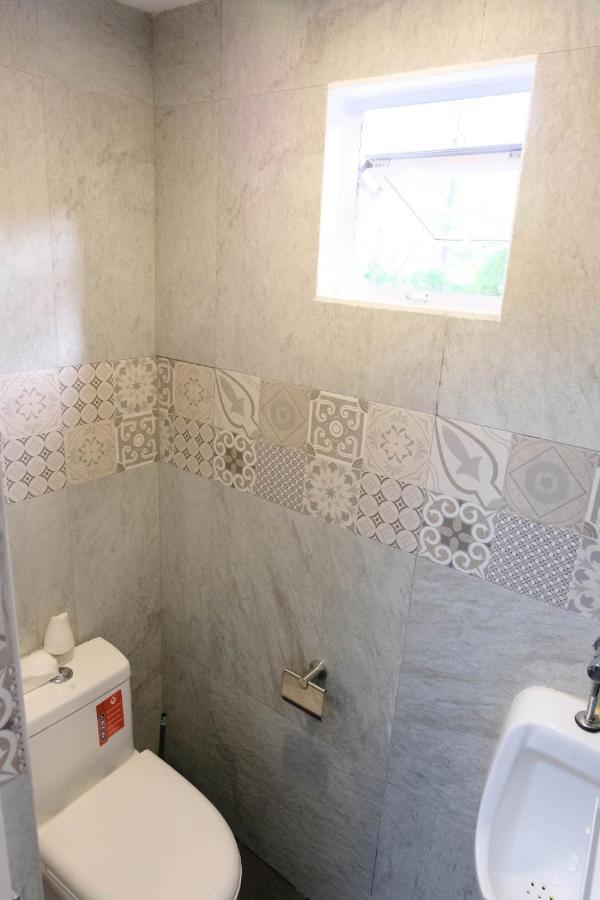 J & J Homestay Coron Exteriör bild
